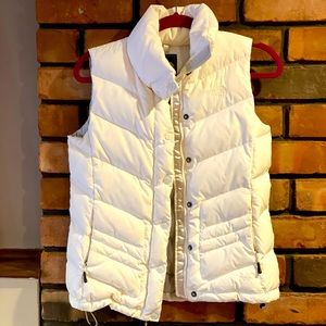 White NorthFace puffer vest with pockets. Size small. Only worn a few times!